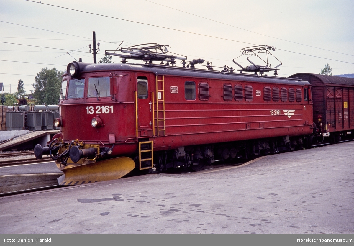 Elektrisk lokomotiv El 13 2161 med persontog til Oslo S på Bø stasjon