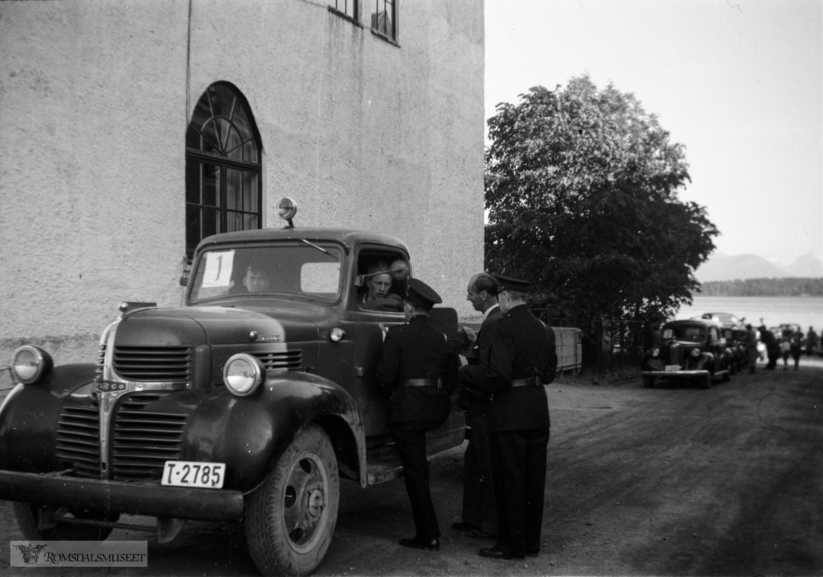 "M.A sitt humanitetsløp i 1948?".Lastebilen er en Dodge 1946-47 mod.
