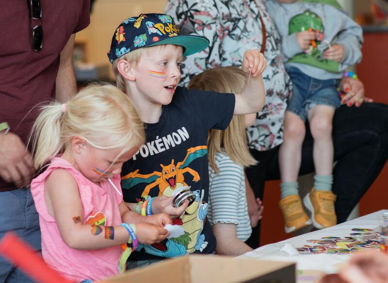 Barna koser seg med gøyale aktiviteter på Slottsfjellsmuseet. Foto: Georg Aamodt.