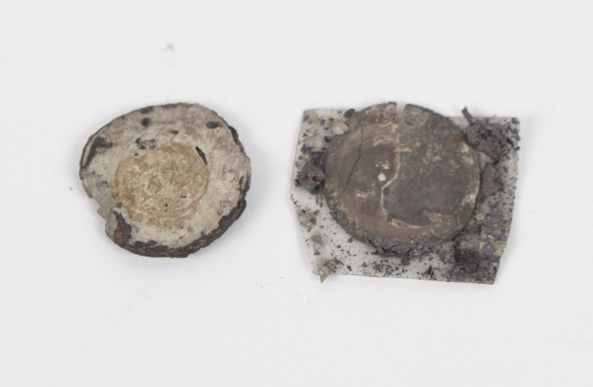 Myntfunn fra Kjelstraumen i Austrheim kommune. 2-skillingsmynt i sølv. Mynten er sterkt erodert.