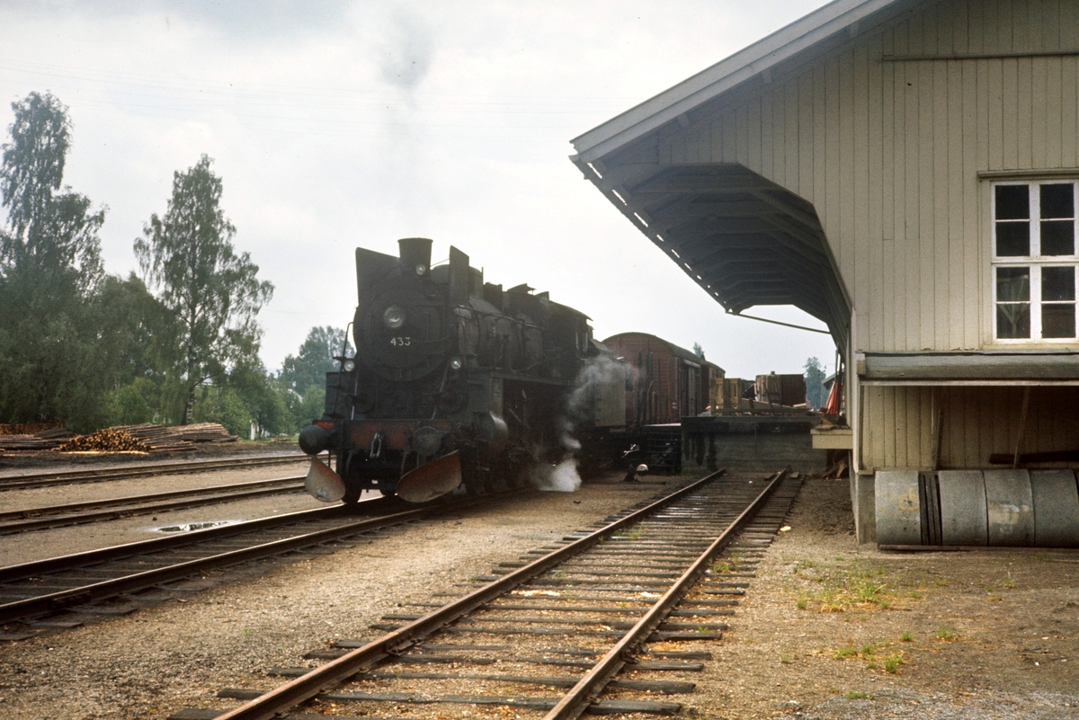 Damplokomotiv type 26c nr. 433 med godstog fra Kongsvinger til Elverum ved godshuset på Flisa stasjon