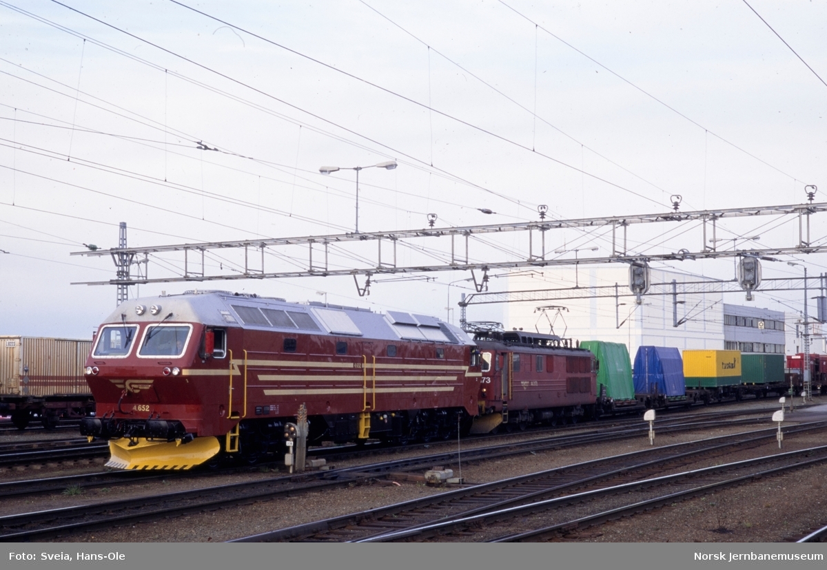 Diesellokomotiv Di 4 652 og elektrisk lokomotiv El 14 2173 med godstog på Trondheim stasjon