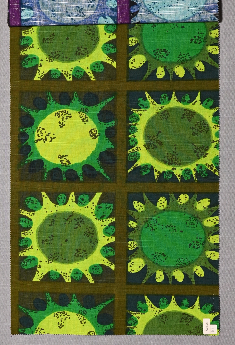 Tygprov av mönster "Plexus", 1975. Nr 815-7206
Material 100% cotton, kvalitet tayrips.
Upprepade "solar" med strålar i rutor 200 x 185 mm. Solarna har en inre cirkel i avvikande färg och små och stora prickar både i solarna och mellan strålarna.
Prov: taggat på 3 sidor, häftad papprygg med plastkrok.
Färgställningar:
91 svart, m.oliv, oliv, gul, rödgul, lime.
93 svart, brun, lj.brun, rost, orange, m.beige.
94 svart, rödlila, blålila, cerise, orange, lj.rost.
97 svart, lila, blå, m.turkos, lj.turkos, turkos.
98 svart, m.oliv, lj.oliv, grön, lime, brun.
Reaktiv färg
Mönsternummer 553
Rapport 370 x 400 mm
Antal tryckfärger 6
Tygbredd original 120 cm