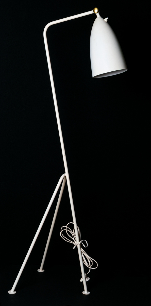 Golvlampa, s.k. Gräshoppa (Grasshopper), tre vita metallben och vit emaljerad metallskärm. Lampan formgiven av Greta Magnusson Grossman 1947.