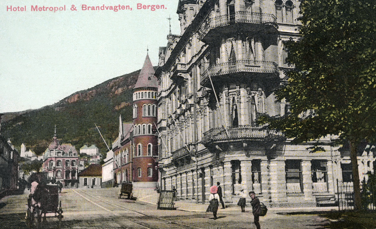 Hotel Metropol og brannvakta i Bergen på postkort sendt 1912.
