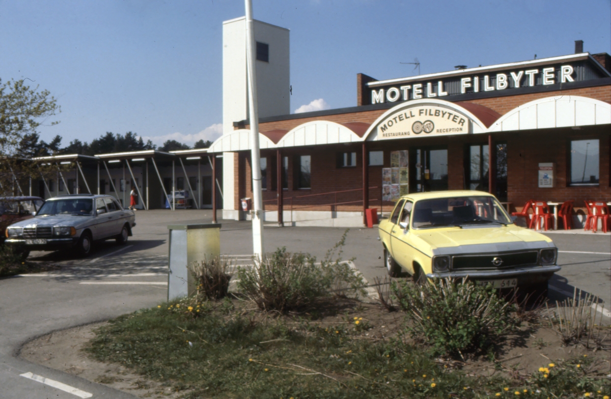Parkeringen vid Motell Filbyter i Tallboda. Årtal okänt. Bilder ur Motell Filbyters arkiv.
