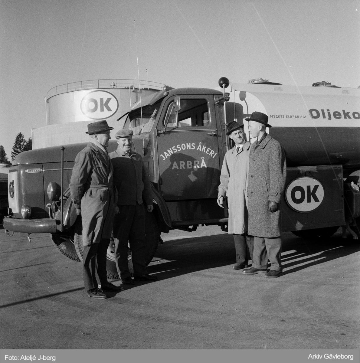 Janssons åkeri i Arbrå är tankbil för OK, 1960.