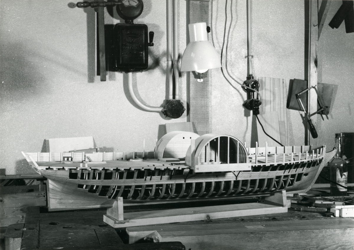 Modell av hjulångaren NORRLAND under byggnad i Sjöhistoriska museets modellverkstad.