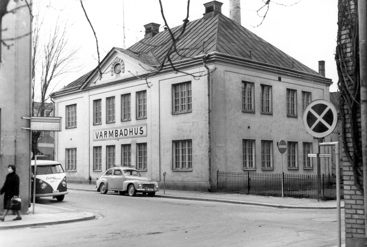Den 1 februari 1884 öppnade det nya varmbadhuset i Linköping. I annonseringen erbjöd badhusets styrelse halvbad, sittbad, dusch, bastu och ångskåp, i eller utan kombination med bad i "bassin". Byggnaden var i grunden uppförd av byggmästare Carl Fredrik Pihlström, men kom senare att byggas till och allmänt rustas. Anläggningen var i bruk ända tills stadens nya simhall stod klar invid Hamngatan 1965.