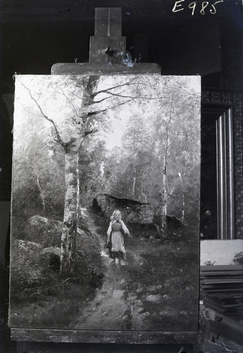 Foto av egen målning, stående på staffli. Konstreproduktion.
Liten flicka gående på skogsstig.