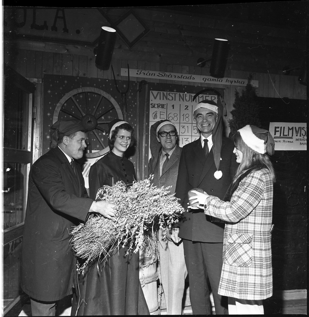 Julmarknad i Skärstad Hembygdsförenings museum i december 1970. Ordföranden, Göran Malmvall höll som vanligt i trådarna och bland övriga medverkanden kan nämnas Knut Johansson, som denna gången bytt ut stinsmössan mot tomteluva och Bengt-Ivar Adell m fl.