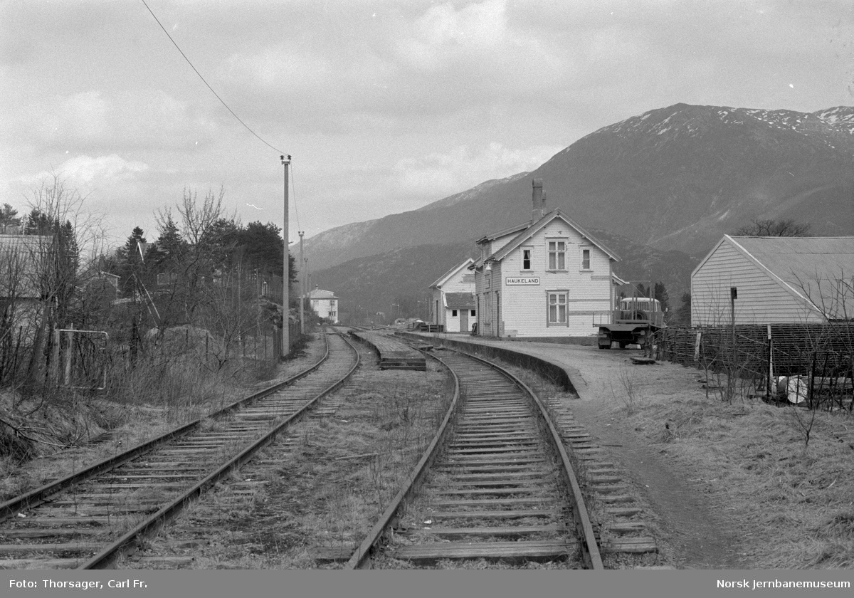 Haukeland stasjon på Bergensbanens nedlagte strekning mellom Nesttun og Garnes