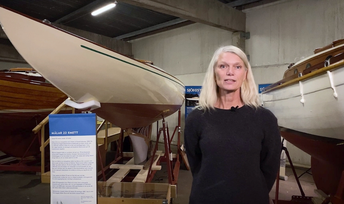 Intendent Eva Berglund-Thörnblom visar Mälar 22:an EMETT i Sjöhistoriska museets båtmagasin på Rindö. Inspelad som en del av en serie kortfilmer som visar olika delar av verksamheten på Sjöhistoriska museets samlingsenhet, producerade hösten 2020.
