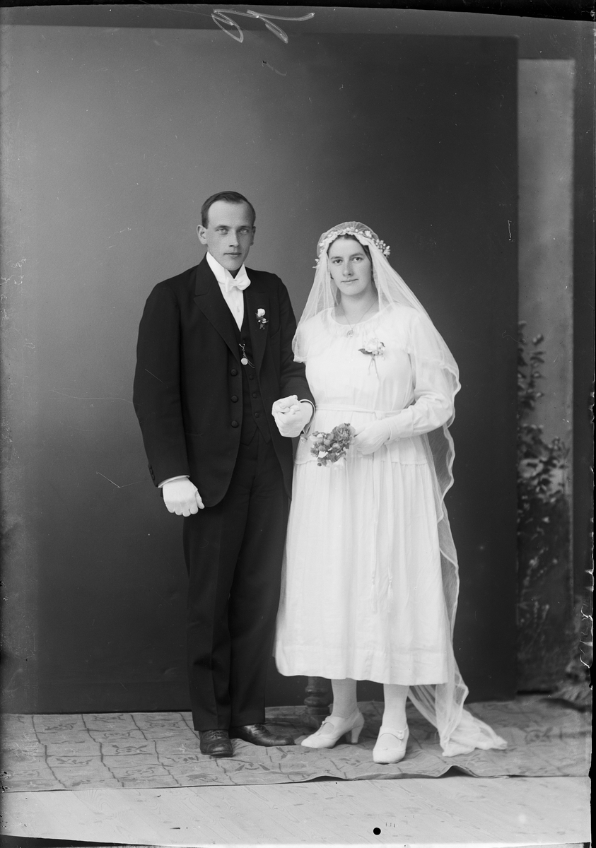 Brudparet Eriksson från Hargs socken, Uppland 1921