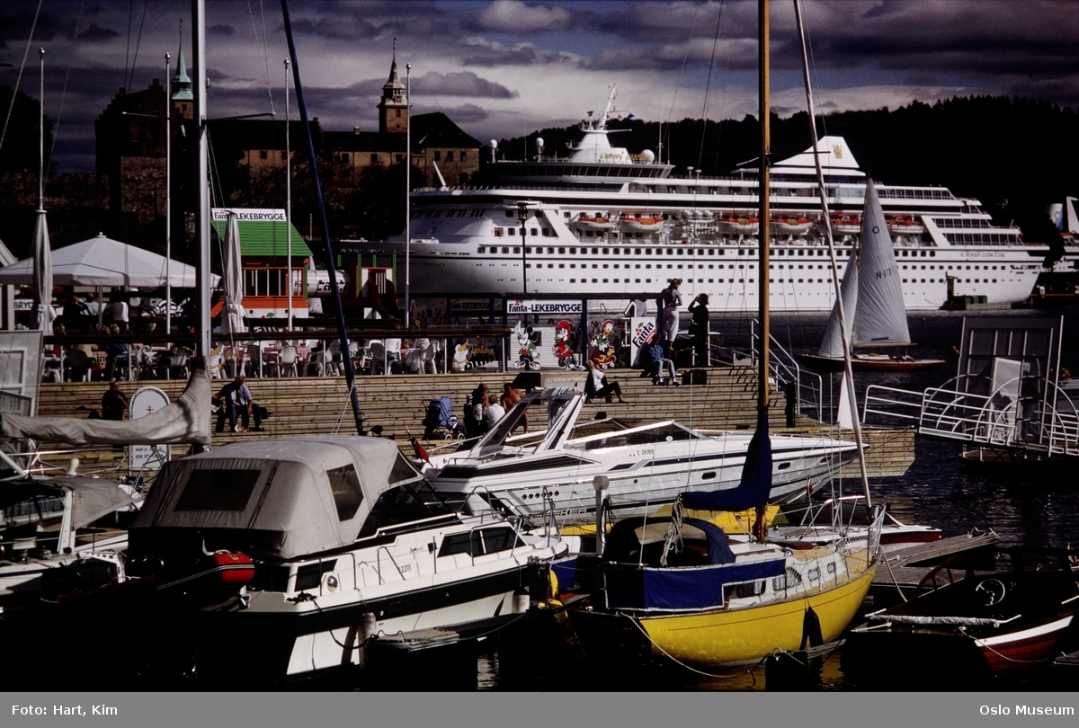 Aker Brygge, Herbern Marina, båter, mennesker, cruiseskip Crown Odyssey, Akershus festning
