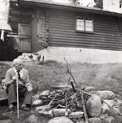 Martin Tranmæl på hytta i Maridalen, 1958.