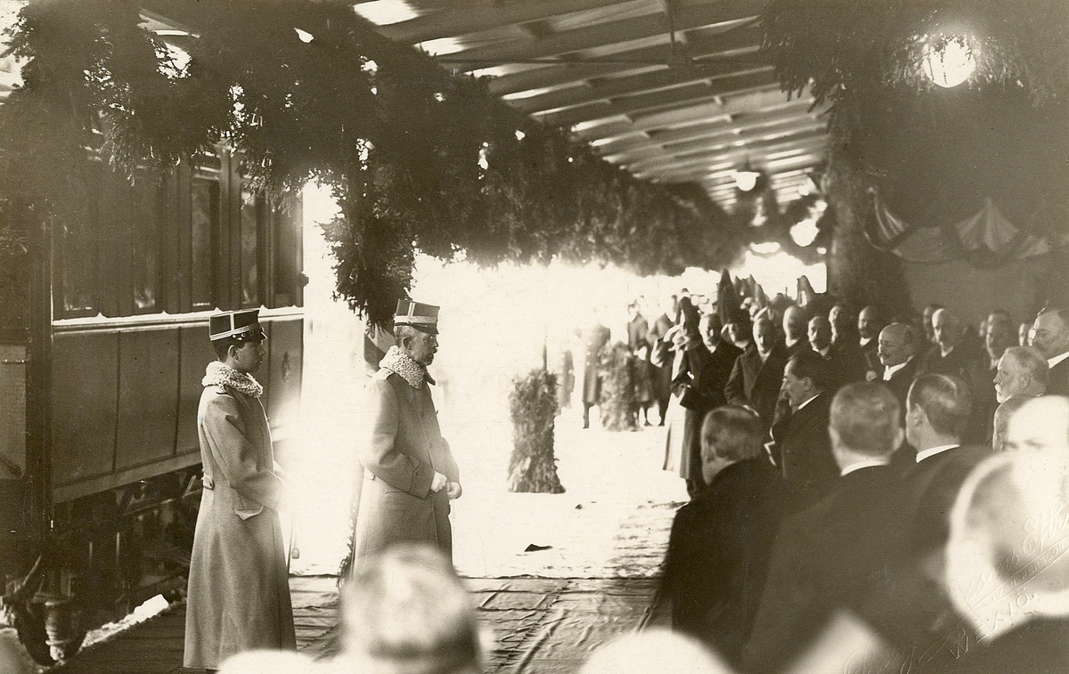 Kung Gustaf V och kronprins Gustaf Adolf anländer med tåg till Växjö 1913.
