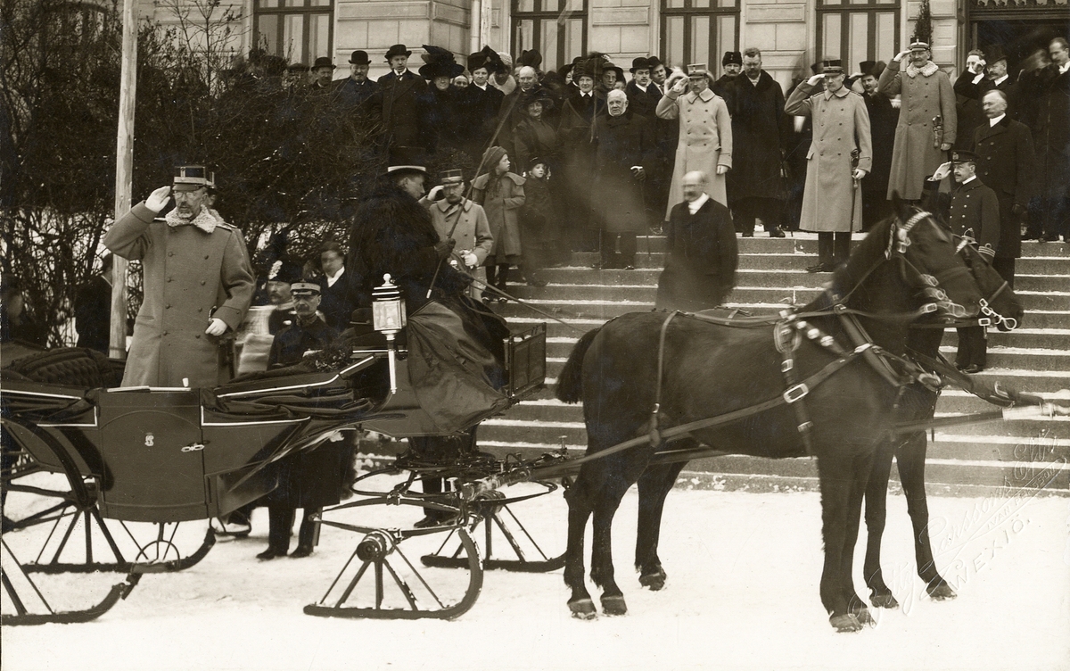 Gustav V:s besök (tillsammans med kronprins Gustav Adolf) i Växjö 1913.
Man lämnar precis Växjö högre allmänna läroverk. Kronprinsen nästan dold av kungen.