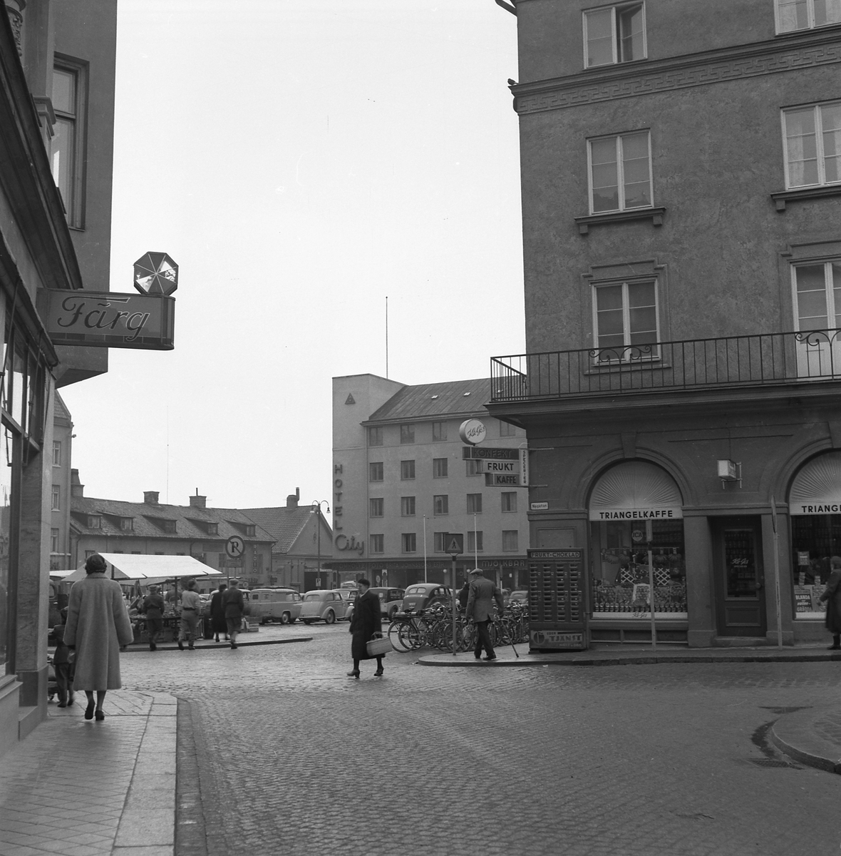 Vy ut över Trädgårdstorget i Linköping. Perspektiv från Tanneforsgatan med blicken vänd mot sydost. 1950-talets första hälft.