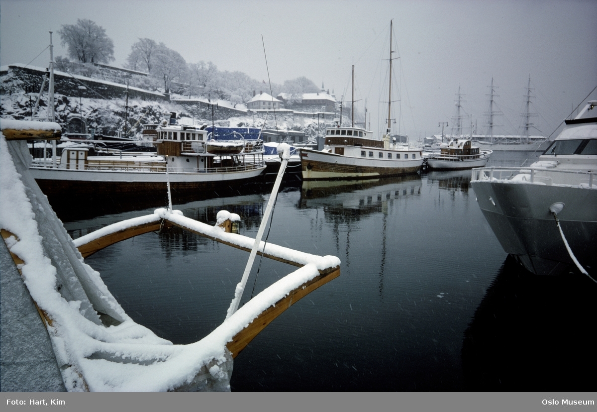 havn, fiskeskøyter, seilskip, skoleskip Christian Radich, havneskur, Akershus festning, snø
