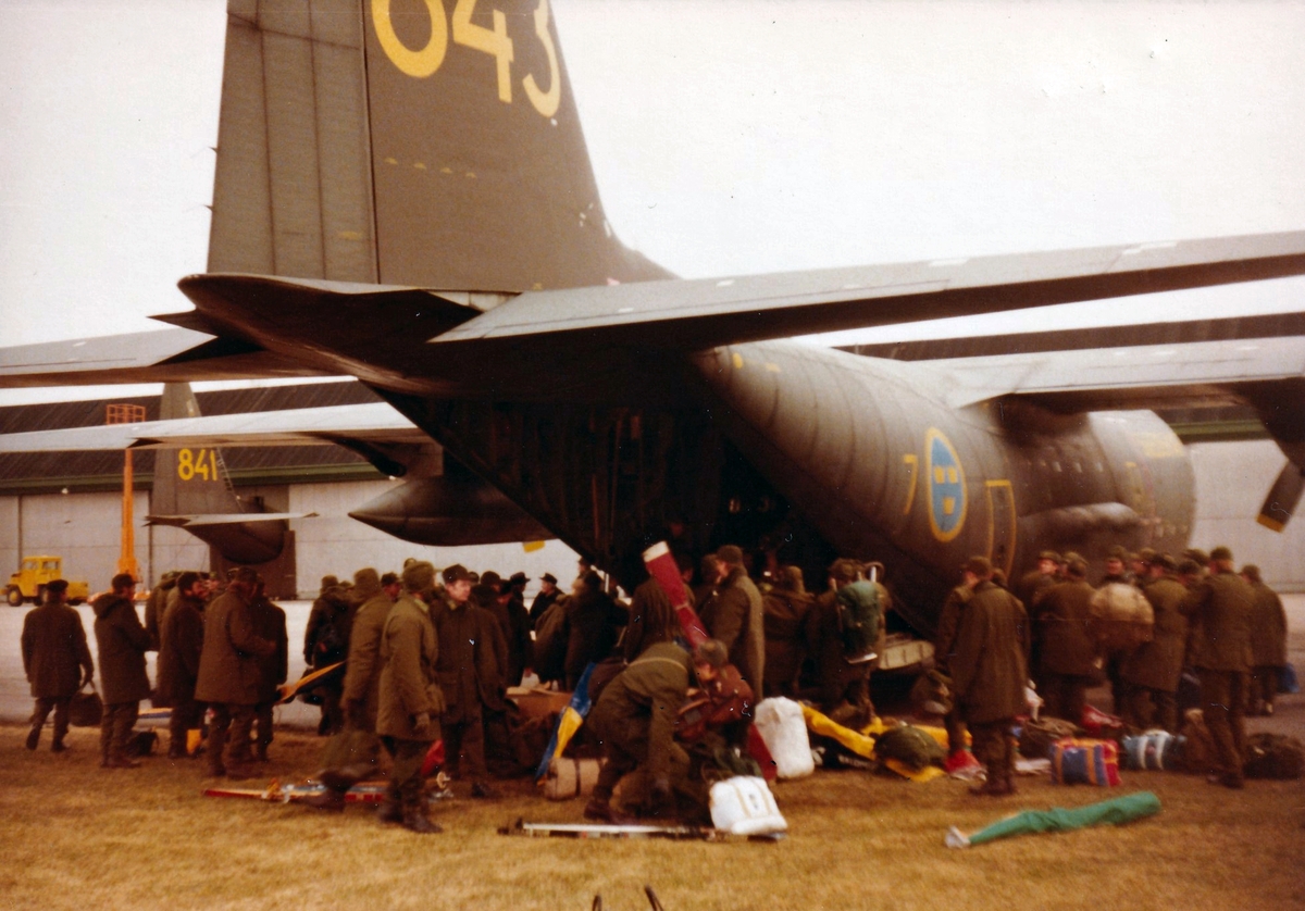 Tp 84, Lockheed C-130 Hercules, på tidigt 1980-tal. Lastning på Såtenäs.