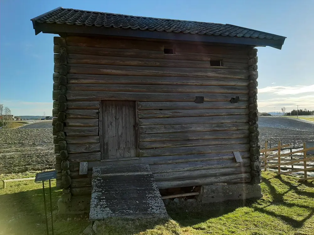 Bildet viser ei gammel kvern. Kverna er laftet.