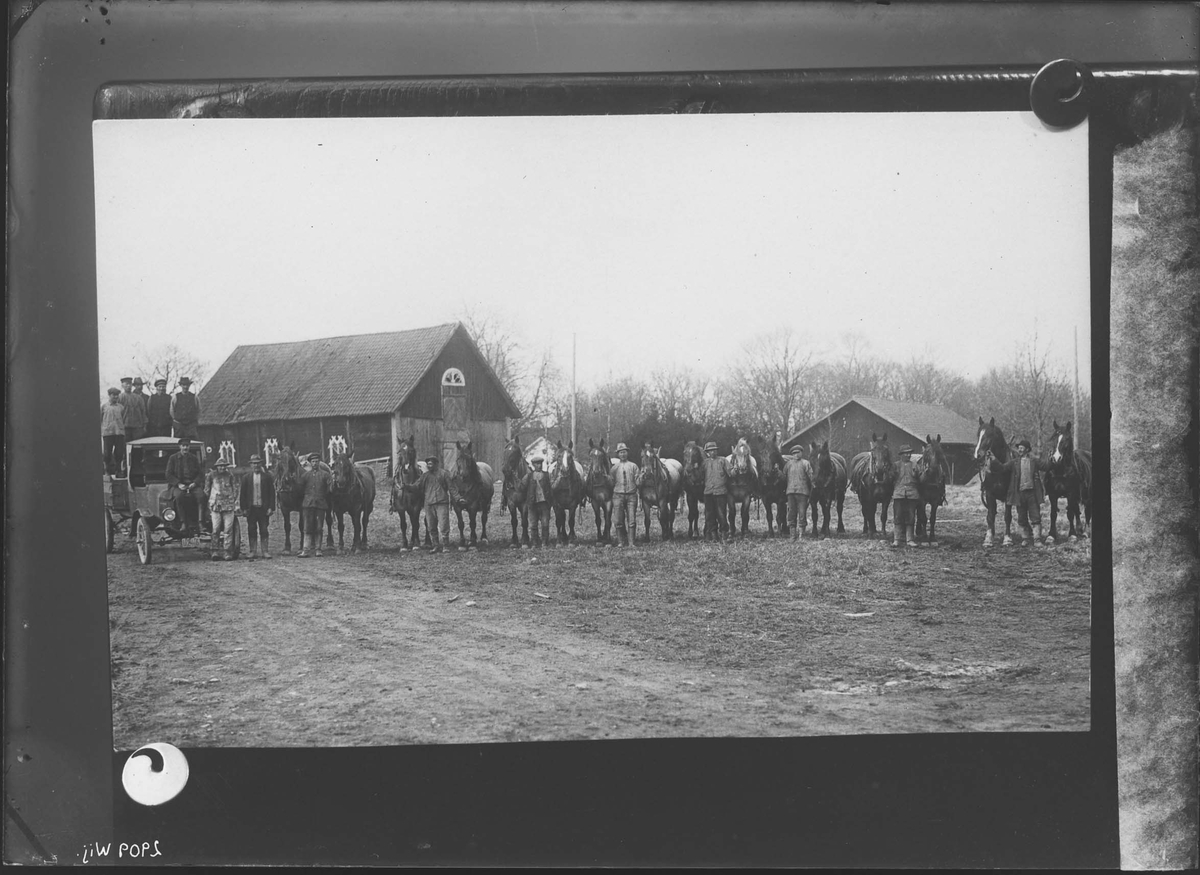 Kopia beställd av Gösta Persson. Uppradade står män med hästar och fordon. Sannolikt i trakten runt Västerås. Kopiering gjord i oktober 1925.