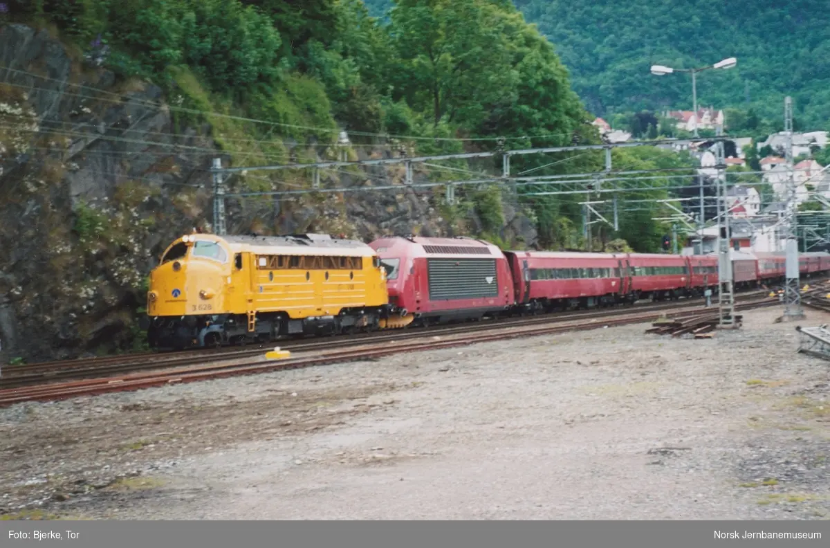 Diesellokomotiv Di 3 628 som ekstra forspannlokomotiv i nattoget fra Oslo, tog 605, etter at forspannlokomotivet El 18 hadde fått maskinskade. Toget kjører inn på Bergen stasjon