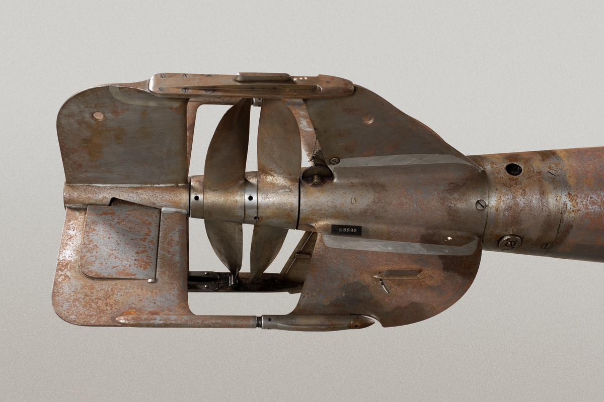 Torped m/83, 38 cm av stål. Bestående av lufttkärl, maskinrum samt akterkon med stjärtstycke. Stjärtstycke med dubbla propellrar.  Individnummer: 122.