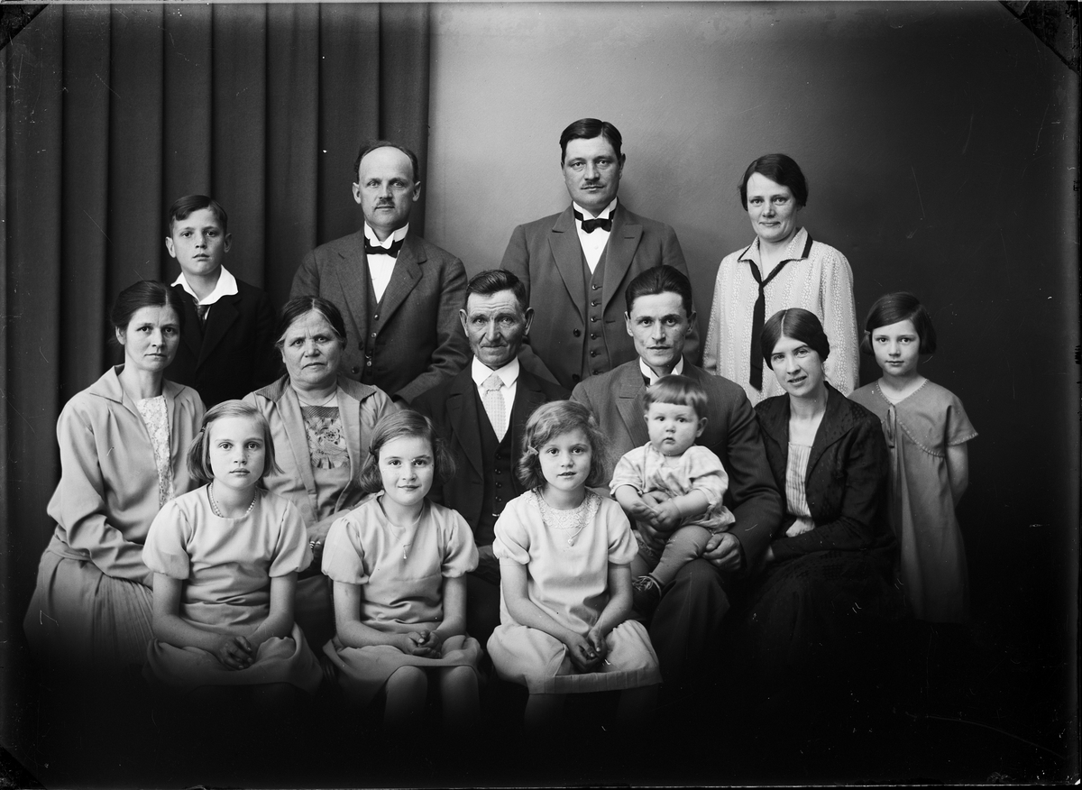 Lantbrukare Erik Eriksson med hustru Kathrina, barn och barnbarn från Snesslinge, Börstils socken, Uppland