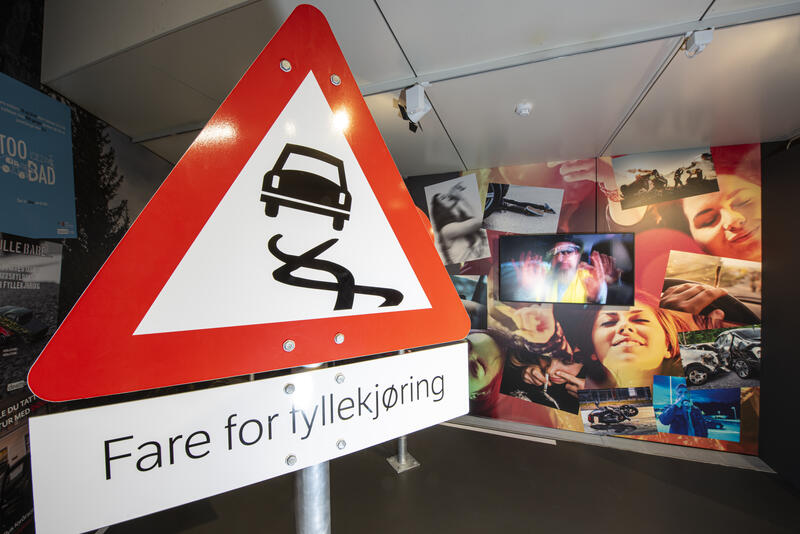 Bildet viser et skolt der det står "fare for fyllekjøring" i Trafikksikkerhetssenteret.