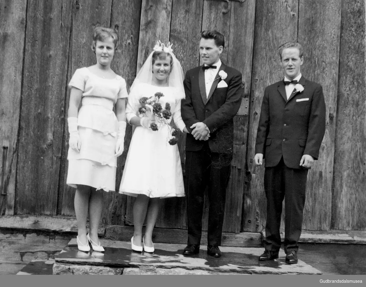 Brudeparet Jorunn Randen (f. Hånsnartredet 1939) og Ivar Randen (f. 1939).  
Forlovarar: Marit Hånsnartredet (f. 1941 g. Ødegård) og Ivar Torekveen (f. 1931)