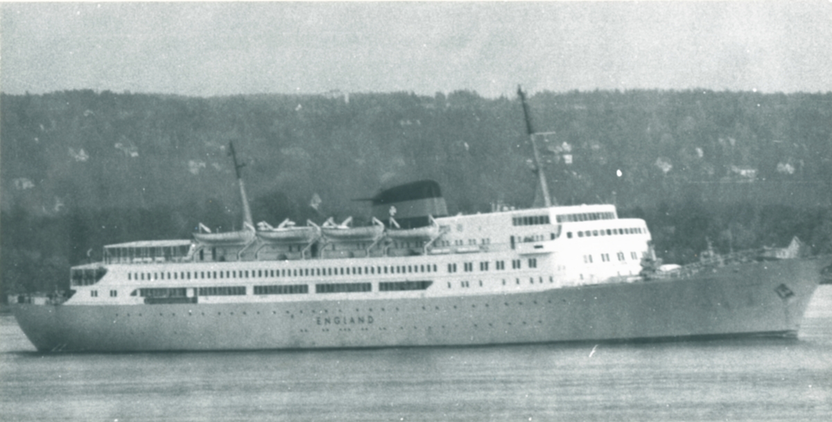M/S England (b.1964, Helsingør Skibsværft og Maskinbyggeri A/S, Helsingør), ved kai