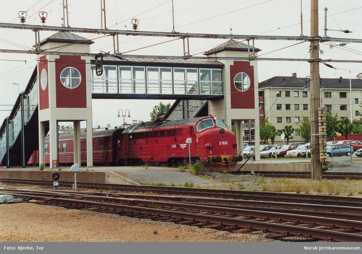 Diesellokomotiv Di 3 631 med tog til Trondheim over Røros på Hamar stasjon