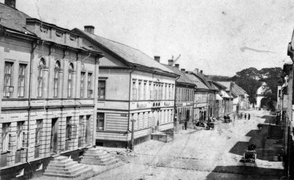 Storgatan på 1870-talet med Nymans hus.
Observera de stora trapporna.