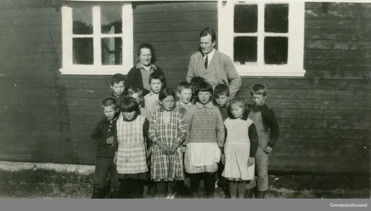 Bugøyfjord gamle skole. Søster Marie Isdahl og lærer Løvberg. 