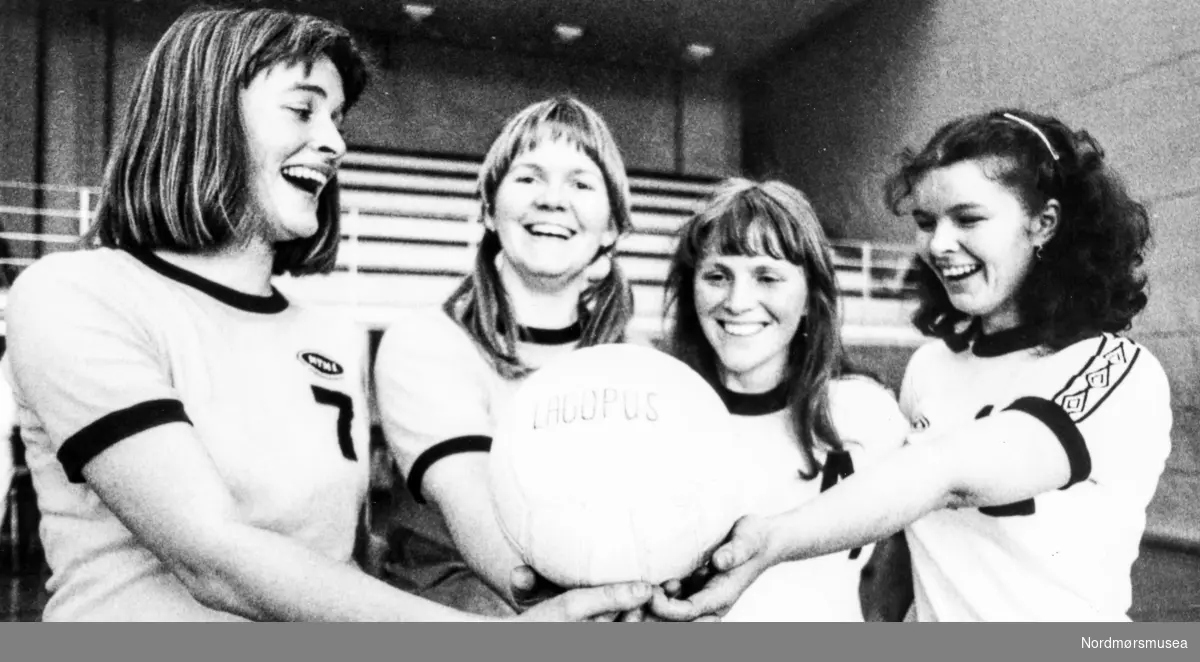 Lagopus. Volleyballspillere. Trolig fra første halvdel av 1980-tallet. Bildet er fra avisa Tidens Krav sitt arkiv i tidsrommet 1970-1994. Nå i Nordmøre museums fotosamling.