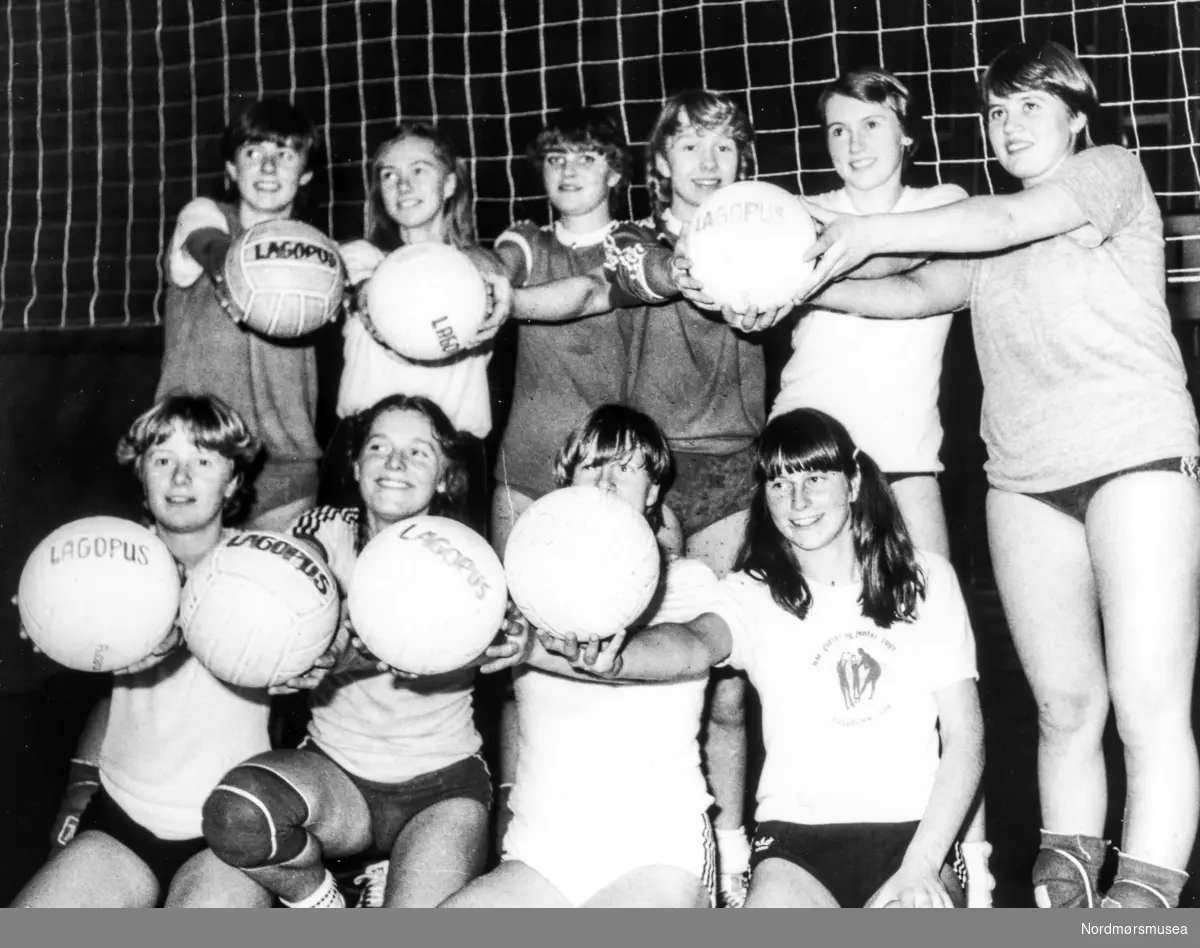 Lagopus. Volleyball. Datering er trolig omkring 1985. Bildet er fra avisa Tidens Krav sitt arkiv i tidsrommet 1970-1994. Nå i Nordmøre museums fotosamling.