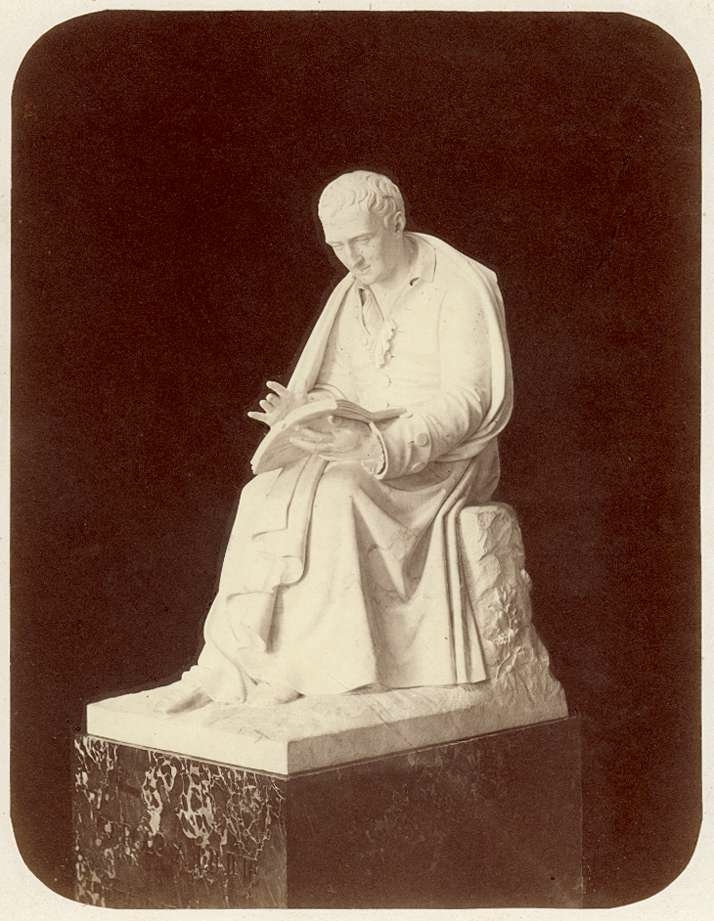 Skulptur av en sittande Carl von Linné.