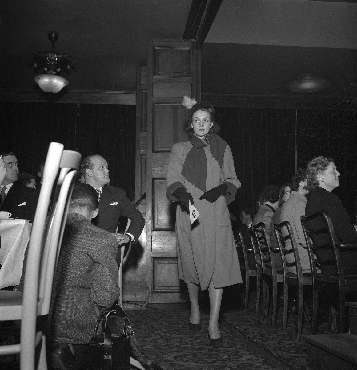 Ett avslöjande ögonblick när den förtjusande skådespelerskan Haide Göransson visade prov på 1951 års kollektion vid mannekänguppvisning vid Frimurarehotellet i Linköping.