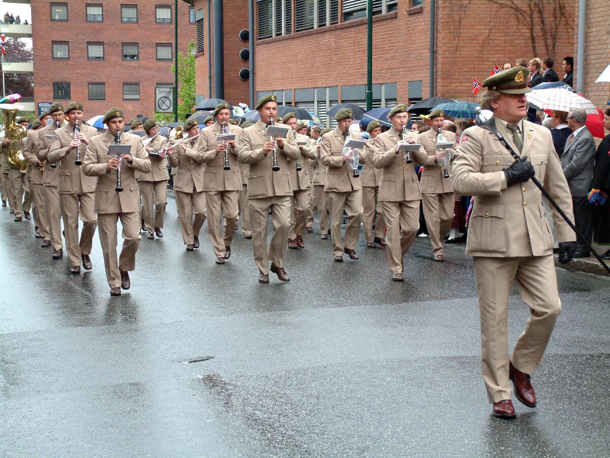 Sarpsborg janitsjarkorps passerer tinghuset 17. mai