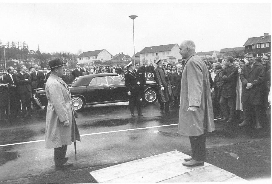 Generaldirektør Rein Henriksen tar i mot kong Olav på Borregaard ved byjubileet i 1966