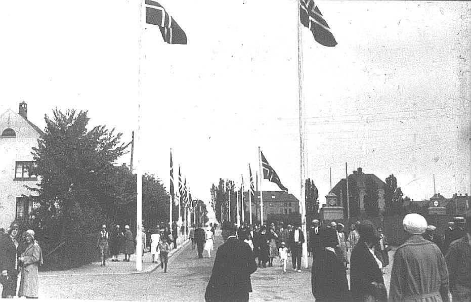 En flaggsmykket Oscar Pedersens vei i anledning Østfoldutstillingen 1930