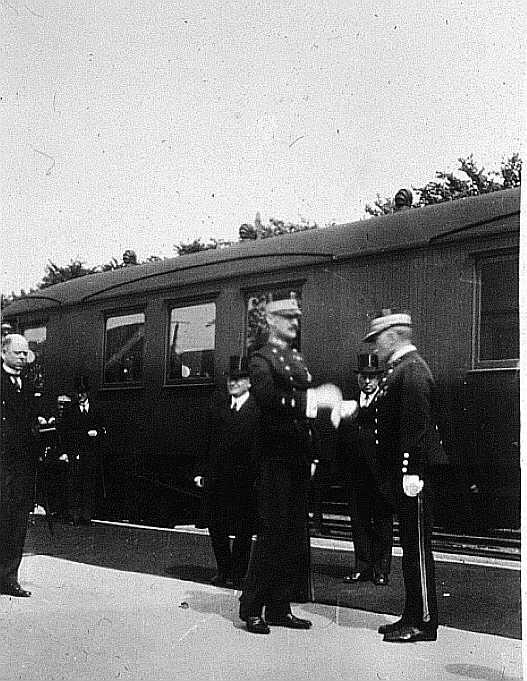 Kong Haakon VII på besøk på Østfoldutstillingen 1930 blir mottatt på Sarpsborg stasjon