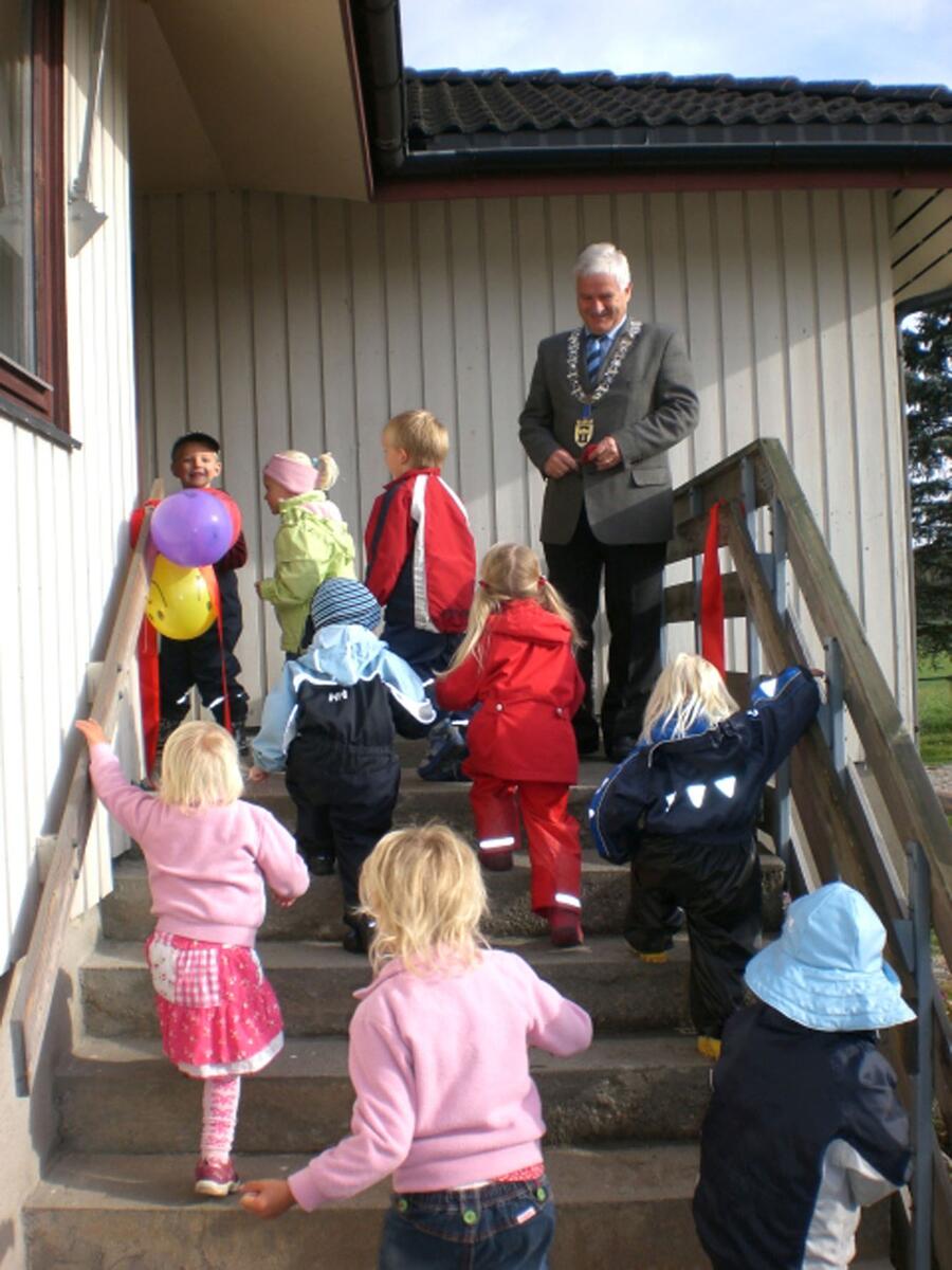 Offisiell åpning av Varteig barnehage med barn og ordfører Jan Engsmyr i september 2007