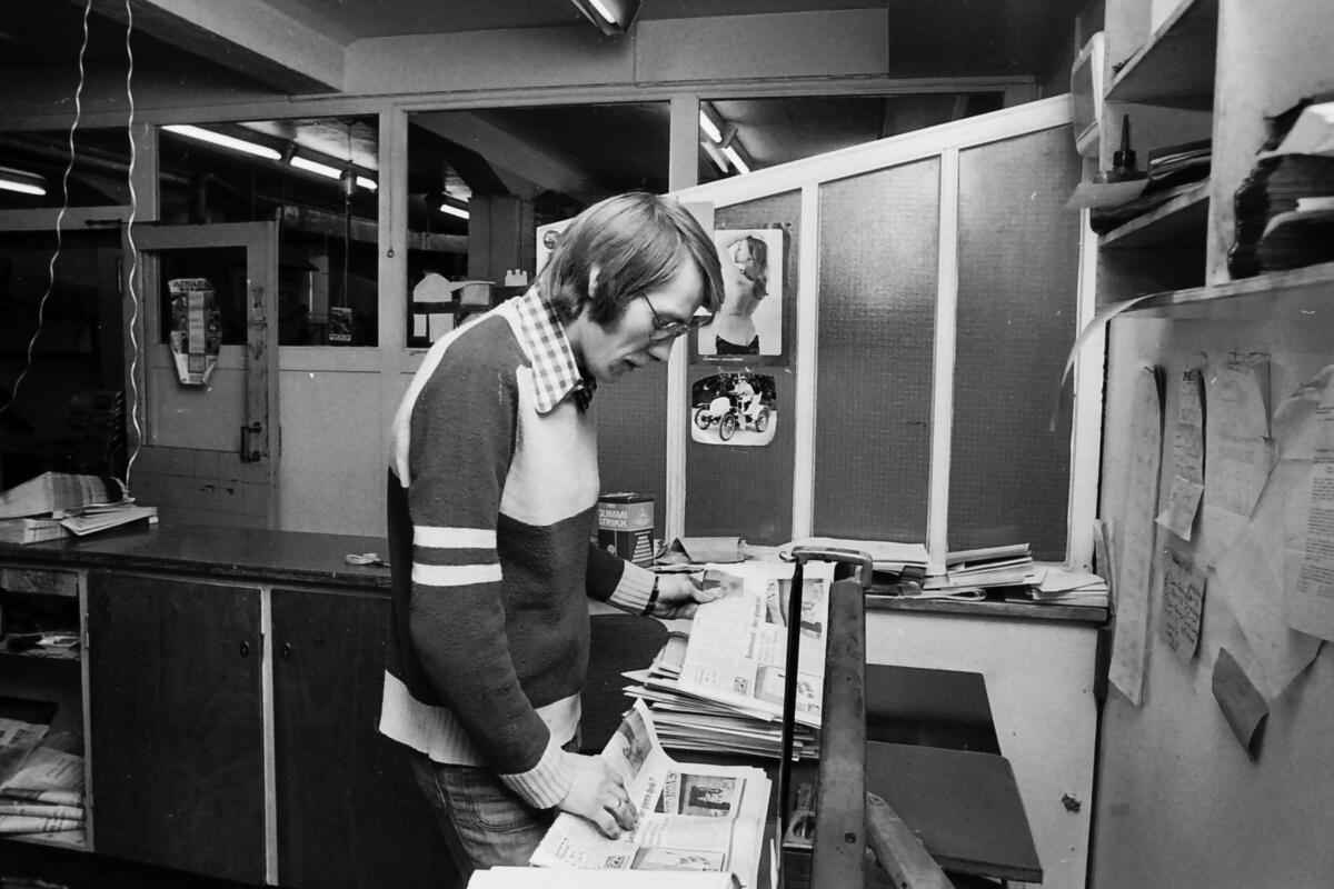Åge Andersen på jobb i pakkeriet i Sarpsborg Arbeiderblad desember 1975.