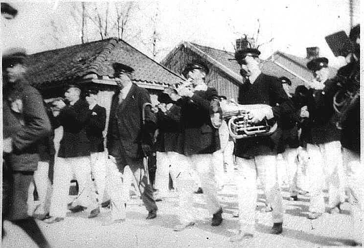 Sarpsborg Ungdomskorps marsjerer(Senere Janitsjar)
