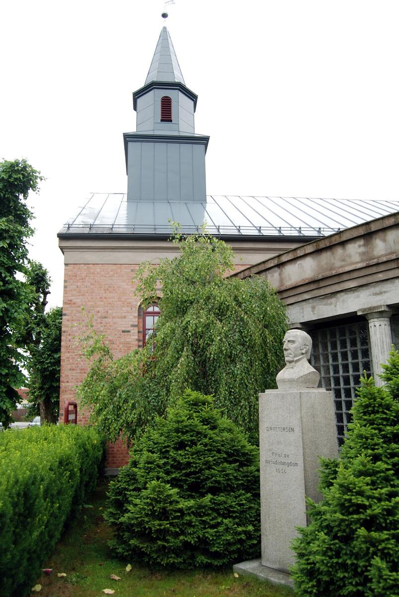 Bysten av Metodistkirkens grunnlegger i Norge, O. P. Petersen, foran Metodistkirken
