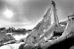 Fotoblikk, kaldt i Glomma februar 1978  med islagt skute