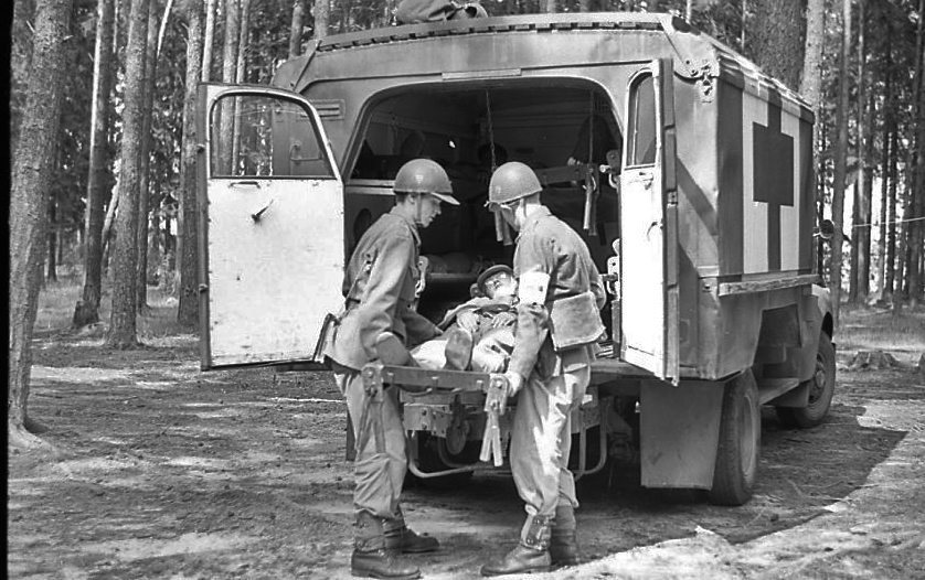 Sjukvårdsövning vid Göta Trängregemente 1957. Sjuktransportbil.